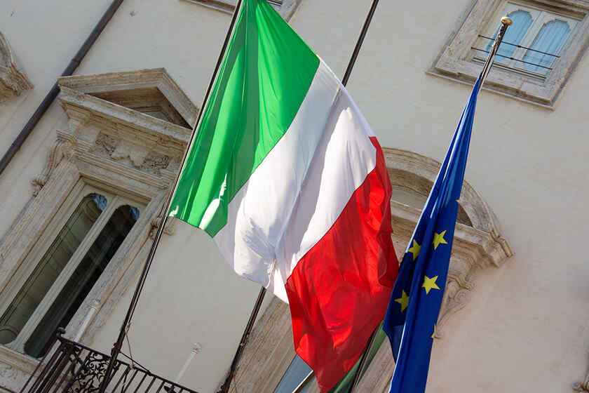 Bloomberg: Italia Telah Mempertimbangkan Kembali Keterlibatannya dalam Mempersenjatai Ukraina