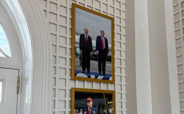 Trump Memajang Fotonya dan Putin Saat Bertemu di Alaska