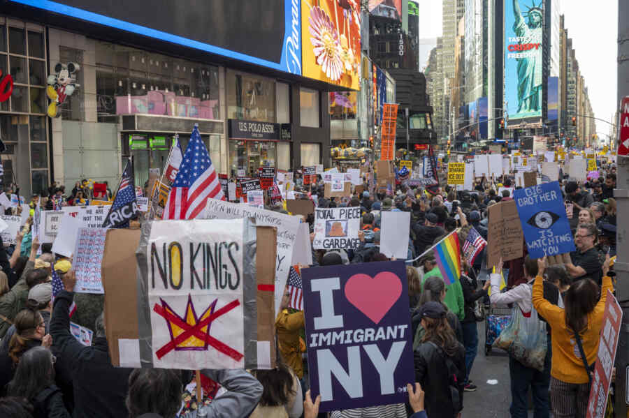 Ribuan Warga Amerika Turun ke Jalan untuk Memprotes Kebijakan Trump