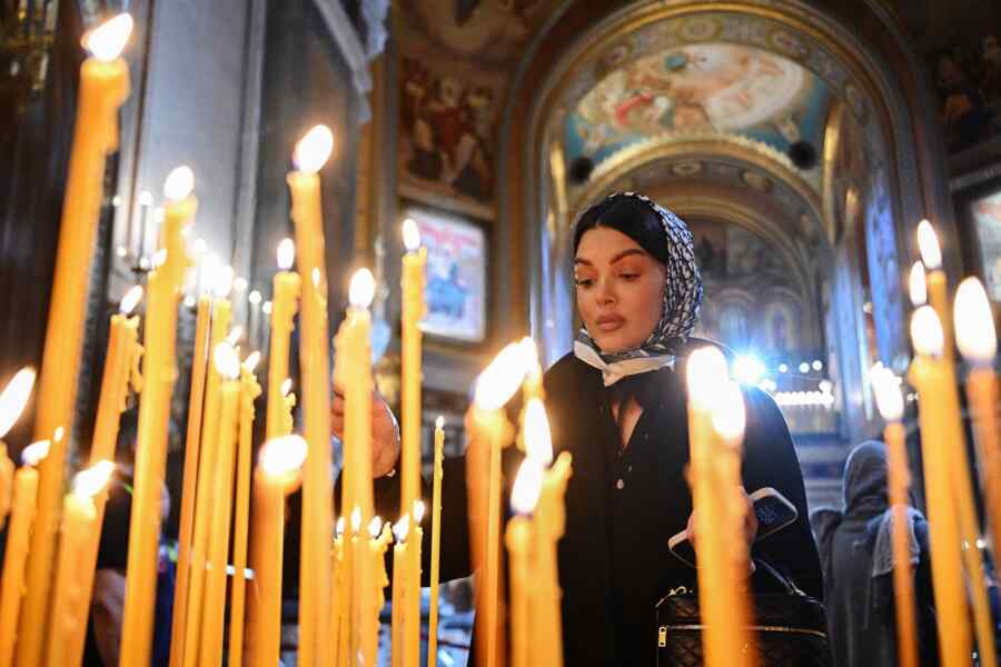 Umat Kristen Ortodoks Rusia Merayakan Natal