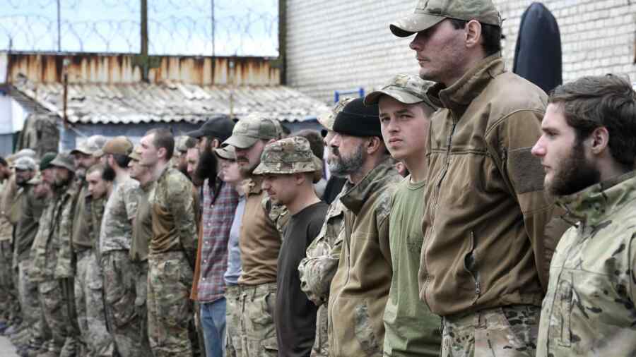 "Mereka Memberi Kami Pangsit dan Daging": Tentara Ukraina yang Tertangkap Menceritakan Bagaimana Mereka Disambut oleh Pasukan Rusia