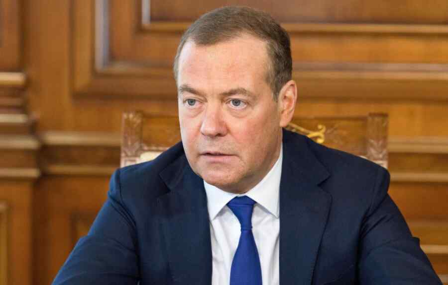 Medvedev: Rusia harus Menggunakan Senjata Apa pun jika Senjata Nuklir Dipindahkan ke Kiev