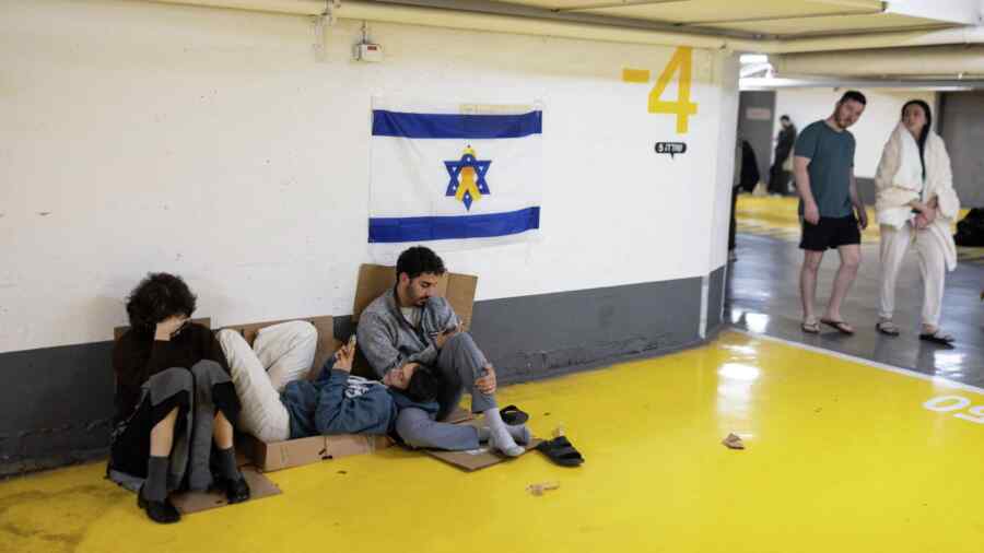 Warga Israel Menghabiskan Sepanjang Hari Mereka di Tempat Perlindungan Bom