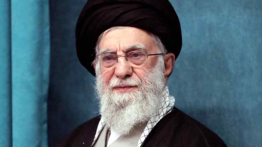 Pemimpin Tertinggi Iran Mengancam Akan Menenggelamkan Kapal Induk AS