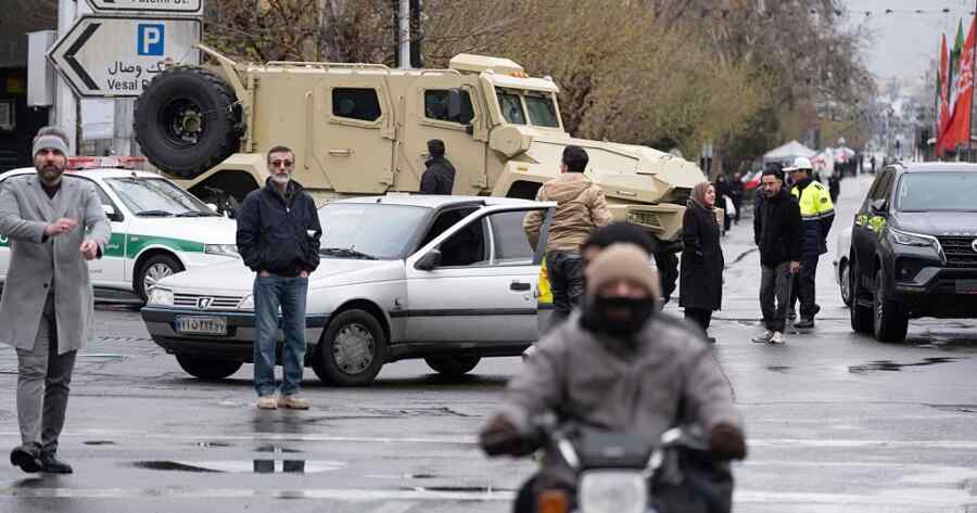 Kendaraan Lapis Baja Spartak Buatan Rusia Terlihat di Jalanan Teheran