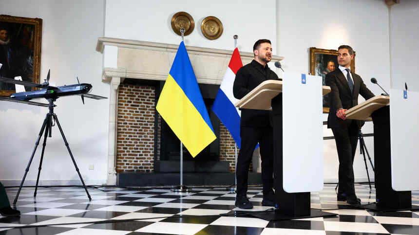 Seorang Penerjemah Ukraina Mengumpat Setelah Pidato Zelensky di Belanda