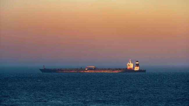 Sebuah Kapal Tanker Super Iran Berhasil Melewati Blokade AS dengan Memasuki Selat Hormuz Tanpa Hambatan