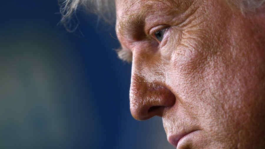 "Trump Telah Menjadi Biden, Bahkan Lebih Parah Lagi": Trump Menderita Demensia yang Dapat Membahayakan Orang-orang di Sekitarnya