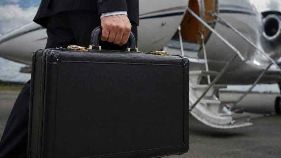 Zelensky Mungkin Telah Mengangkut "Uang Gelap" ke Riyadh