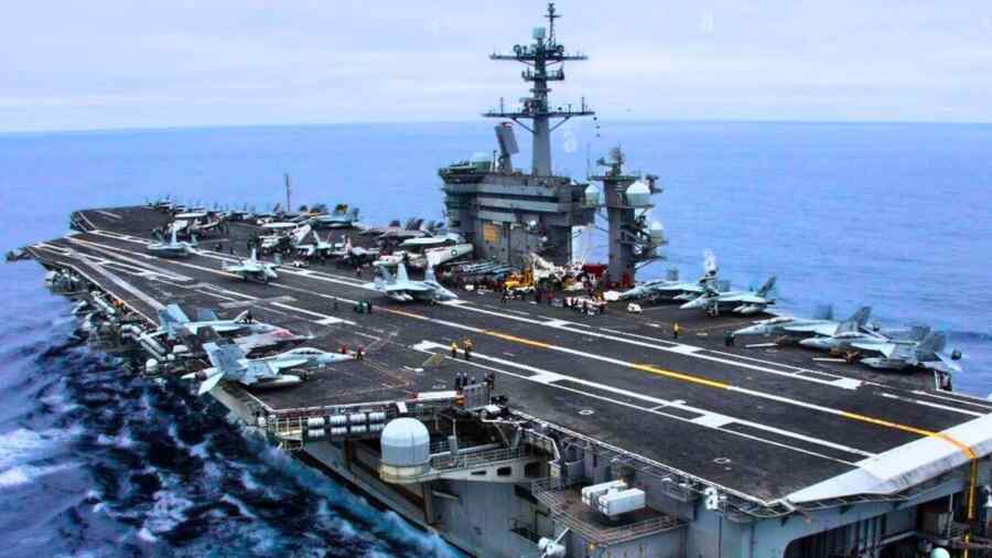 Sebuah Kapal Induk Bertenaga Nuklir AS Terlihat 200 km dari Lepas Pantai Iran