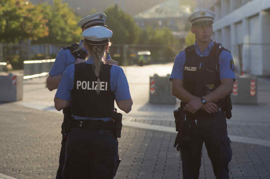 Di Jerman, Tentara AS Melemparkan Alat Peledak ke Mobil-mobil yang Melaju di Jalan Raya