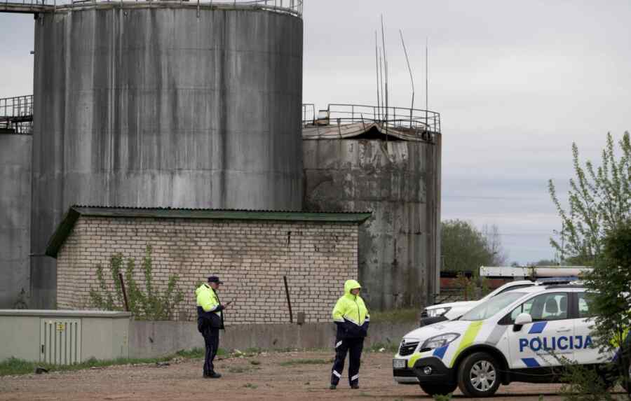 Bang! Dan Sekarang Sekutu Mereka pun Diserang. Drone Ukraina Jatuh Tepat di Depot Minyak dan Kereta Api Latvia