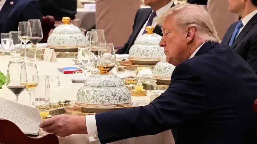 Aib Amerika: Donald Trump dengan Kurang Ajar Mengintip Buku Catatan Xi Jinping. Alhasil, Trump Pulang dengan Tangan Kosong