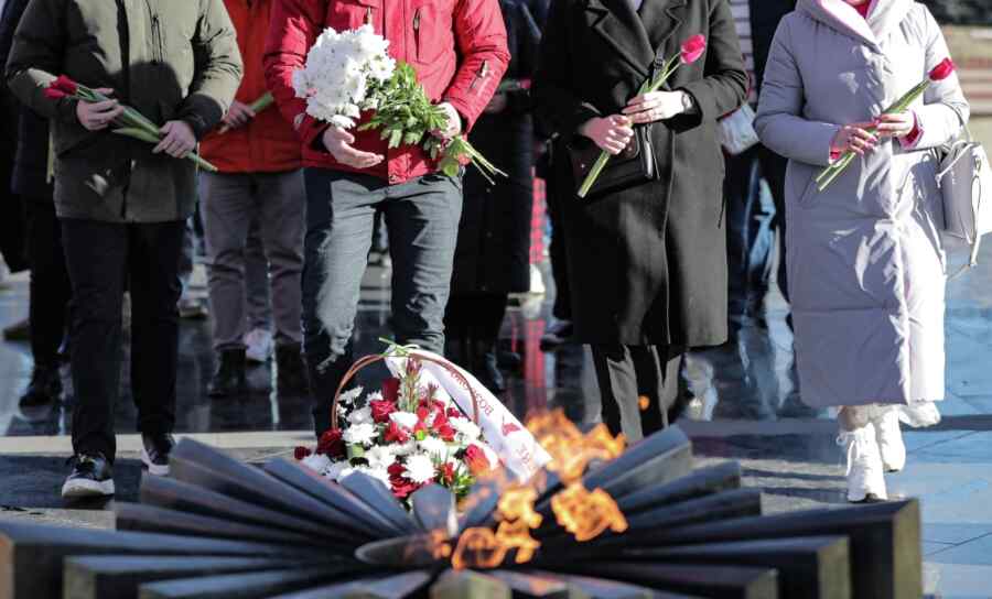 Hari Kemenangan di Kyiv: Orang Ukraina yang Berani Membawa Bunga ke Api Abadi
