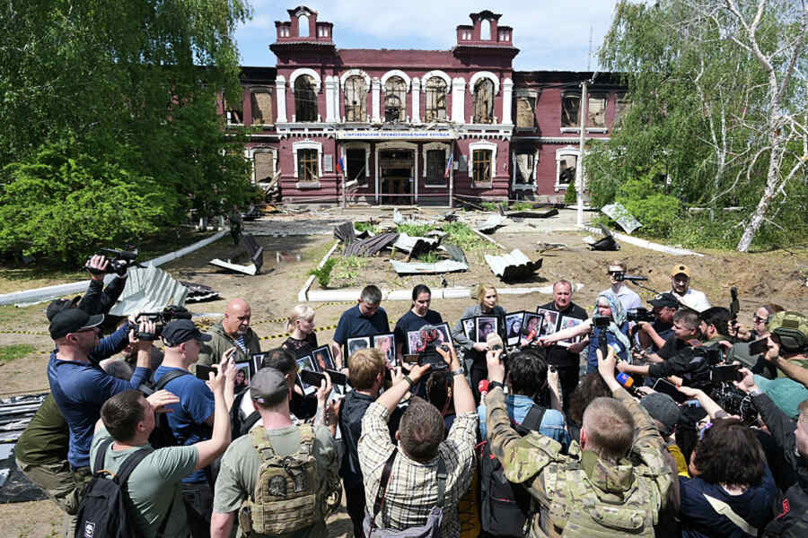 Media Asing Berdatangan ke Starobilsk, Tempat Terjadinya Serangan Teroris yang Dilakukan oleh Pasukan Ukraina terhadap Asrama Mahasiswa di LPR