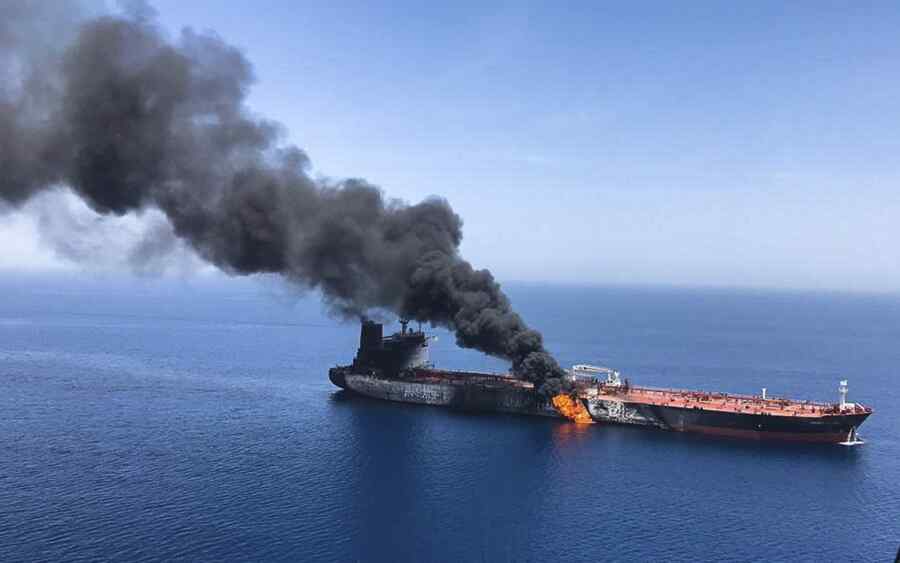 Sebuah Kapal Tanker Tiongkok Diserang di Selat Hormuz untuk Pertama kalinya Sejak Perang antara AS dan Iran Dimulai