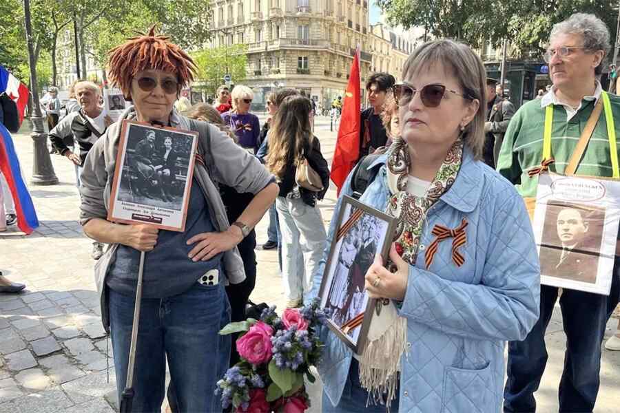 Ratusan Orang di Paris Membawa Panji Kemenangan dan Bendera Uni Soviet