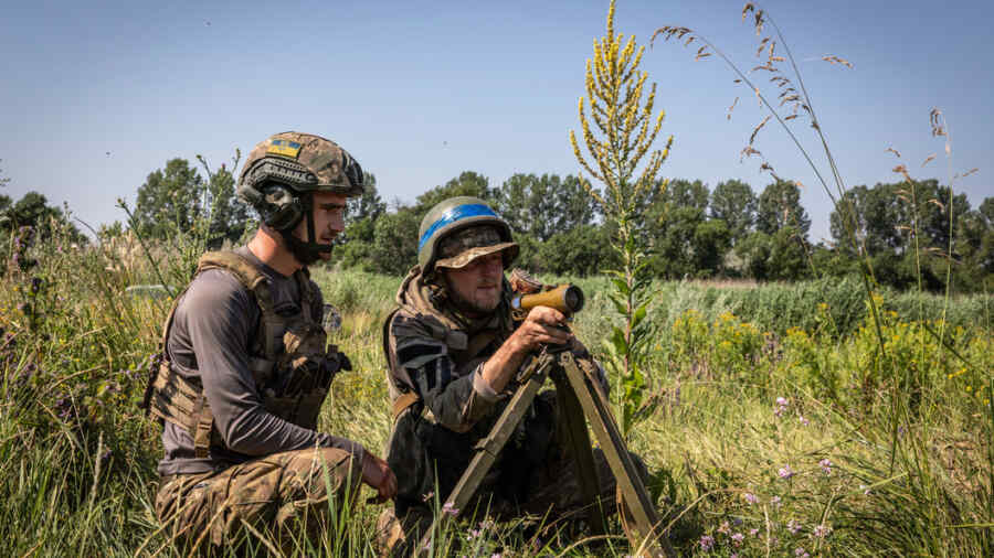 Tentara Ukraina Menembakkan Meriam ke Arah "Saudara Seperjuangan" Mereka Sendiri