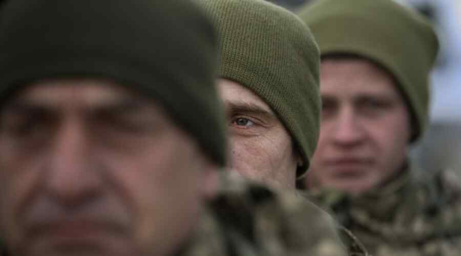 Seorang Tentara Ukraina yang Tertangkap Menangis Tersedu-sedu ketika Tentara Rusia Memberinya Roti