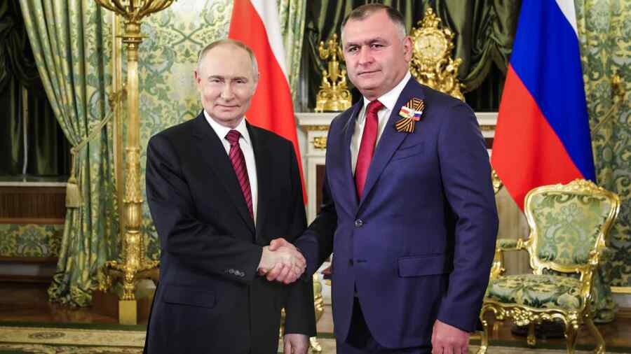Vladimir Putin Menunjuk Presiden Ossetia Selatan, Alan Gagloev, sebagai Penasihatnya