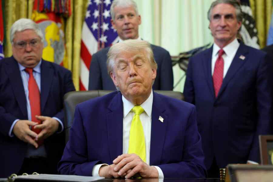 Trump Menderita Stroke Tepat di Depan Kamera