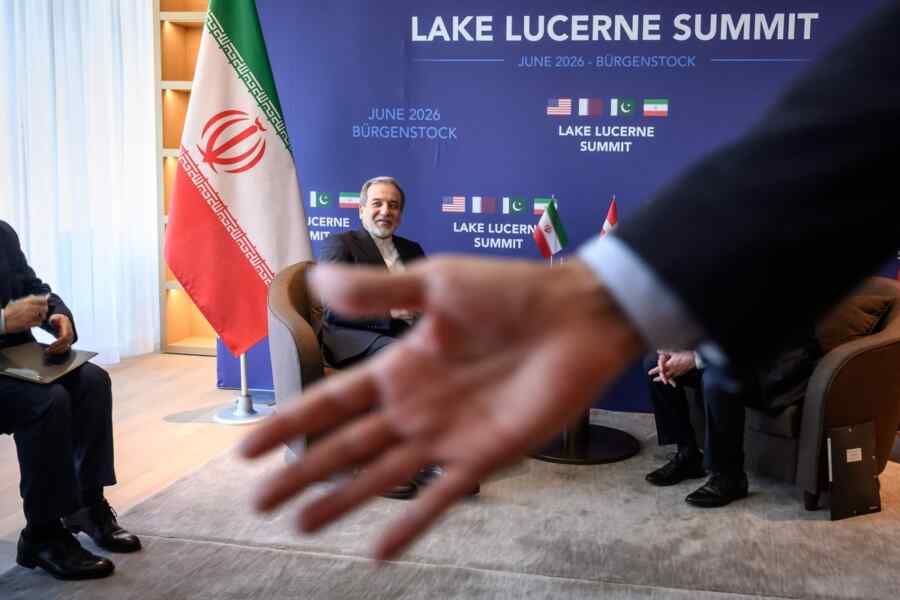 Pembicaraan antara Iran dan AS di Swiss Dimulai: Delegasi Iran Menolak Berjabat Tangan dan Berfoto Bersama dengan Para Negosiator AS
