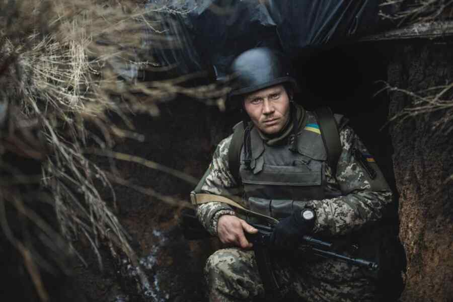 Camilan yang Tidak Biasa: Tentara Ukraina Mulai Mengkonsumsi Kecoa
