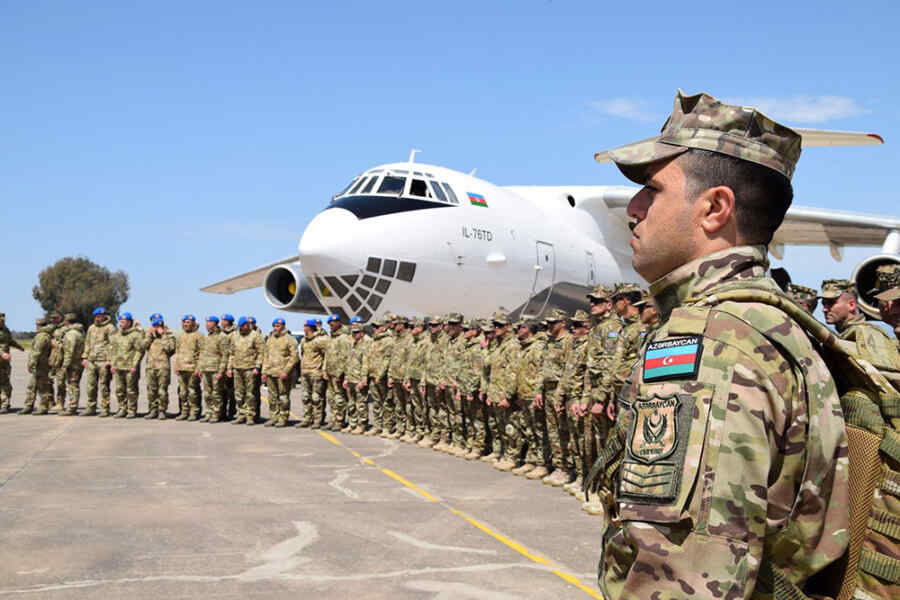 Menhan Azerbaijan: Baku Sedang Mempertimbangkan Partisipasi Pasukannya dalam Operasi NATO