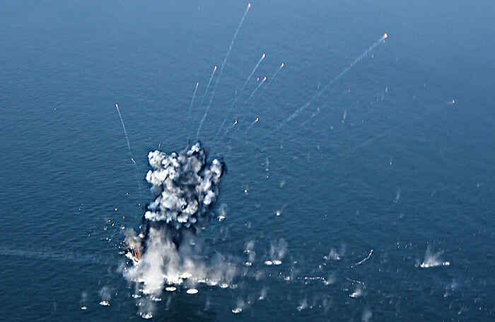 IRGC Menyerang Dua Kapal Tanker di Selat Hormuz