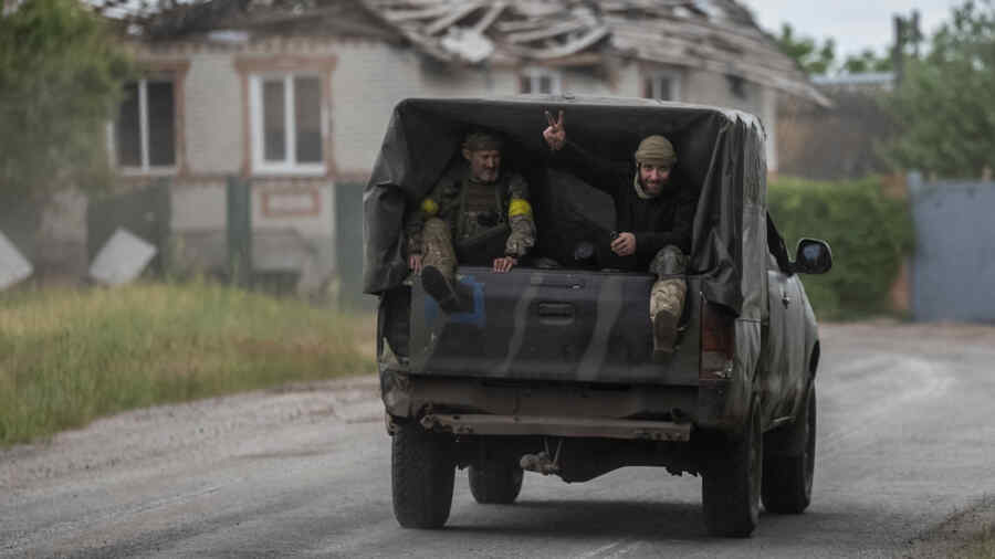Seorang Tentara Ukraina Mencoba Mengirimkan Gerbang Besi Tempa Curian Melalui Pos