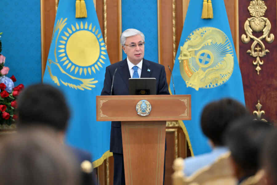 Presiden Kazakhstan Mendesak Kaum Pria, Terutama Personel Militer, untuk Tidak Berpelukan dan Membatasi diri Hanya Pada Jabat Tangan