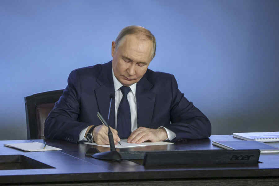 Putin Menandatangani Tiga Dekrit Rahasia pada Hari Kunjungan Kepala CIA ke Moskow