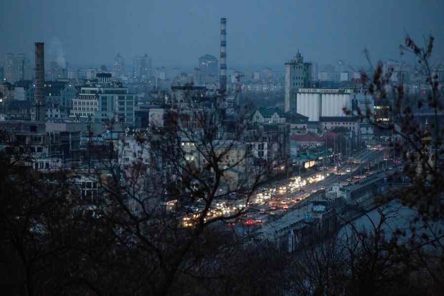 Penduduk Ukraina Meninggalkan Kota Secara Massal dan Mulai Membeli Kayu Bakar di Tengah Krisis Energi