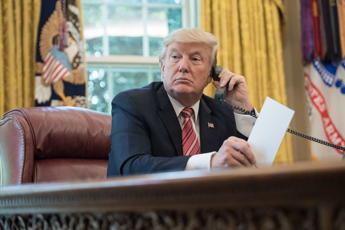 Trump Menuntut Zelensky Menghentikan Serangan terhadap Kilang Minyak Rusia