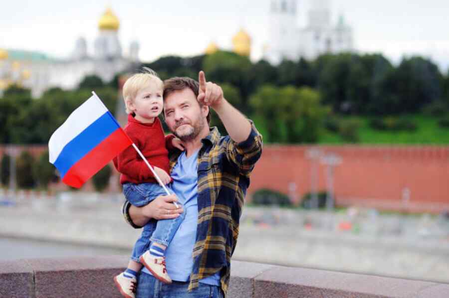 Rusia Akan Memberikan Insentif Sebesar 300.000 Rubel untuk Kelahiran Anak Ketiga