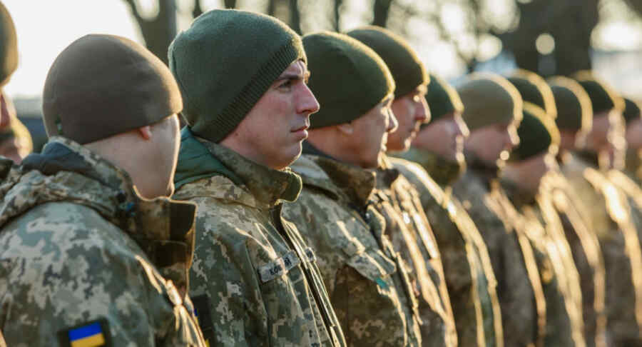 Di Ukraina, Tentara yang Dimobilisasi Diangkut ke Garis Depan dalam Keadaan Diborgol