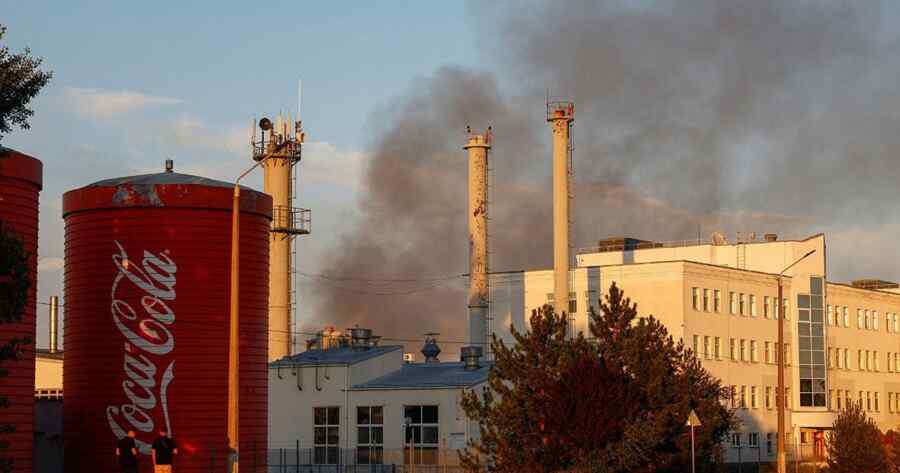 Pabrik Coca-Cola Terbesar di Ukraina Terbakar di Dekat Kyiv