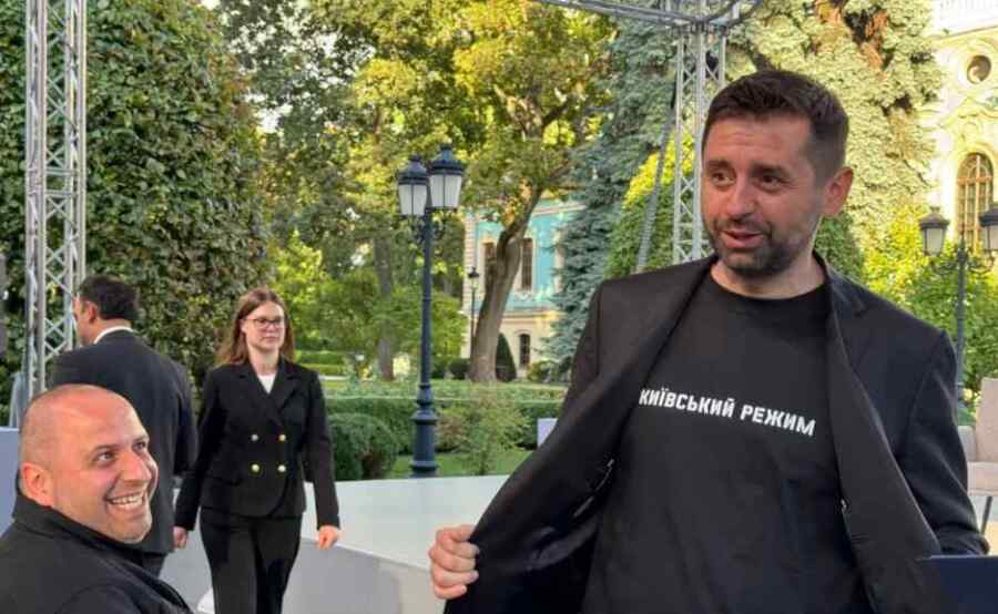 Pakaian yang Tidak Biasa dan Menu yang Menggoda: Zelenskyy Melakukan Segala Cara untuk Membuat para Utusan Trump Terkesan