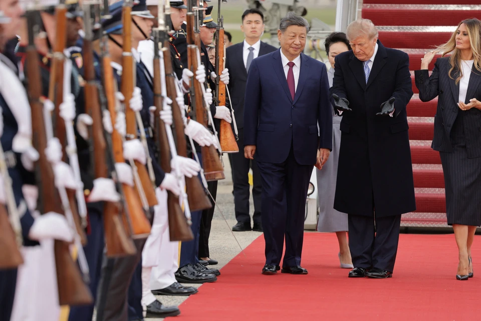 Trump Bertemu Xi Jinping di Tangga Pesawatnya di AS