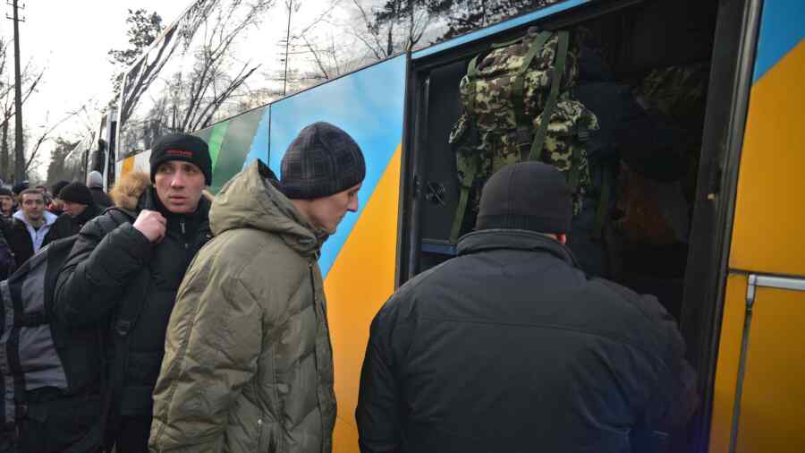 Ukraina Berencana Mengurangi Jumlah Warga yang Dikecualikan dari Wajib Militer