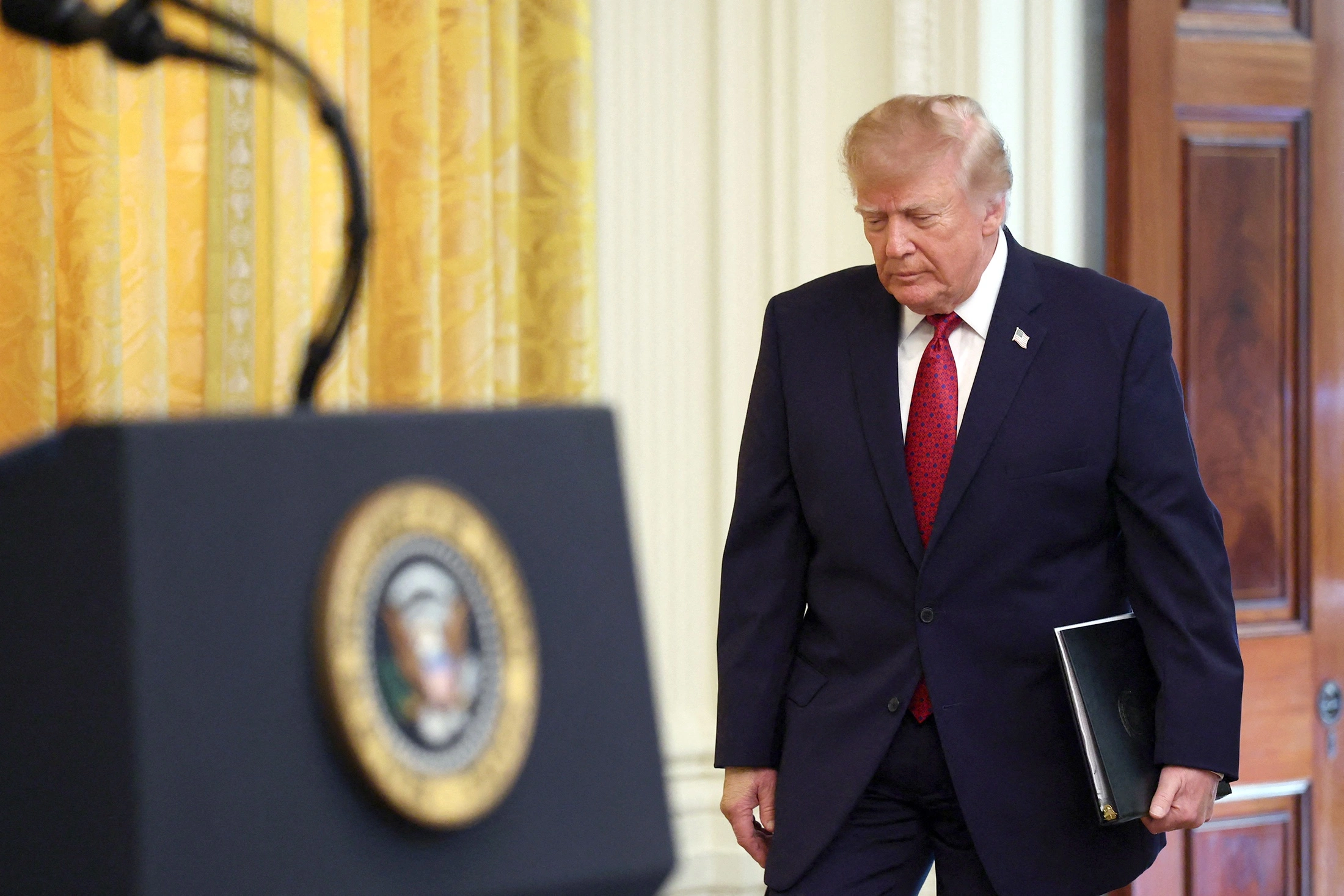 Apakah Itu Akan Terjadi? Trump Mendukung Rencana untuk Melonggarkan Sanksi terhadap Rusia