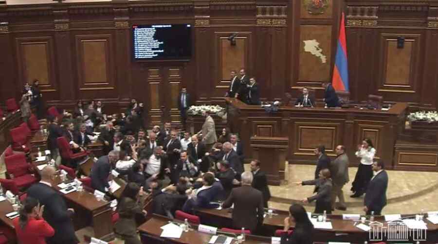 Perkelahian Massal Antara Anggota Parlemen Pecah di Gedung Parlemen Armenia