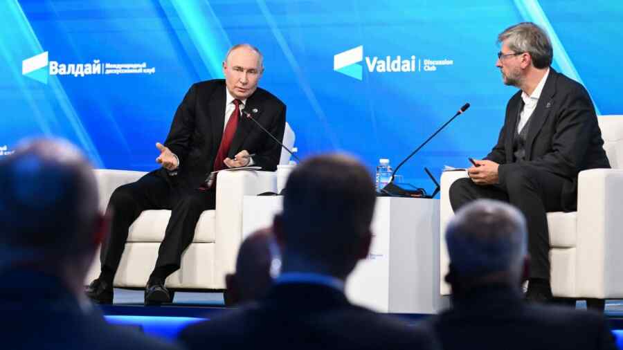 Putin tentang Uni Eropa: Mereka Akan Runtuh dengan Sendirinya