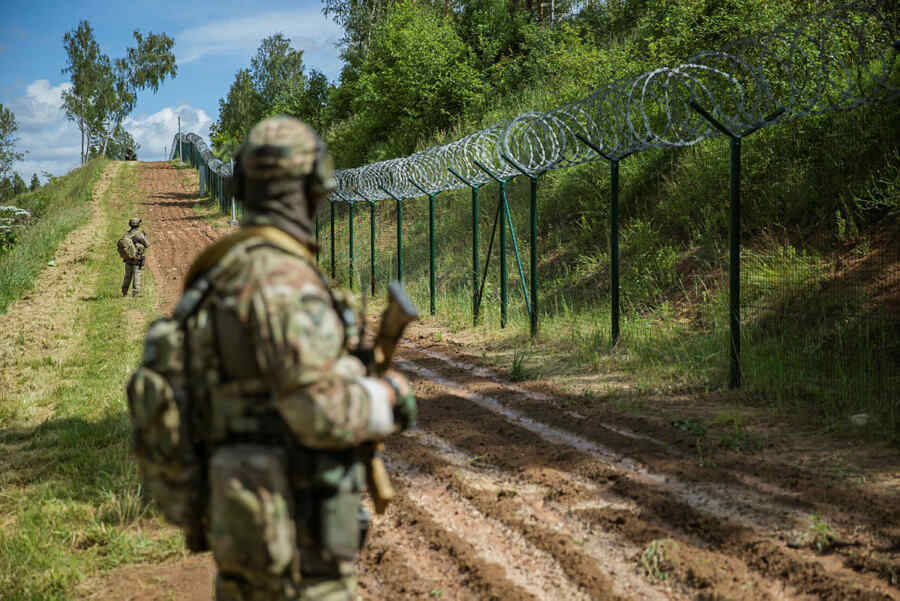 Sekelompok Pria Bersenjata dan Bertopeng Memasuki Latvia dari Belarus
