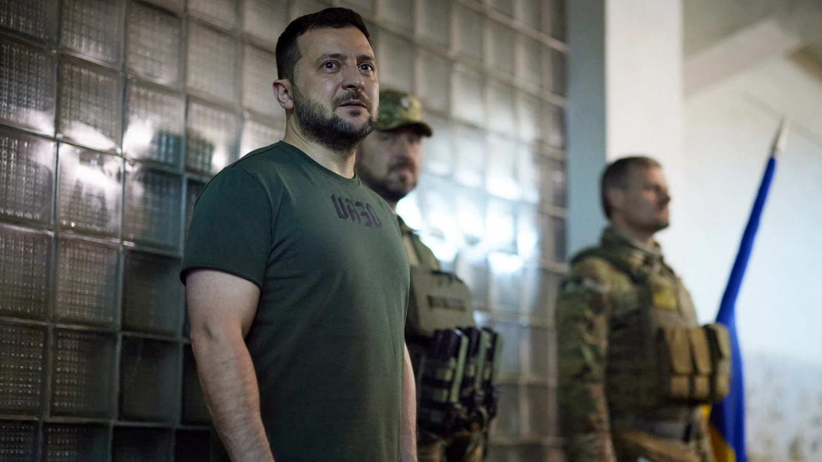 Siapa pun Harus Berperang: Zelensky Memobilisasi Kaum Hasidim dan Menghukum para Penyanyi
